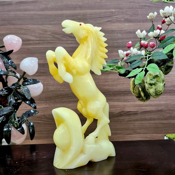 Tượng Ngựa Đứng Trên Thỏi Vàng 